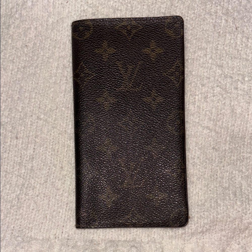 Louis Vuitton Brown Key and Card Holder with Distinctive Pattern. Checkbook